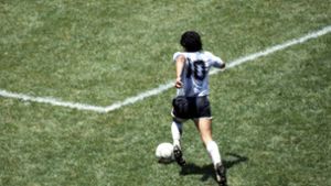Eine Trikotnummer für die Ewigkeit: die 10. Hier steht sie auf dem Rücken von Diego Maradona. Foto: imago/AFLOSPORT/Juha Tamminen