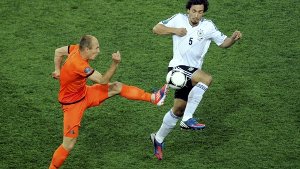 Niederlands Arjen Robben und Deutschlands Mats Hummels kämpfen um den Ball. Foto: dapd