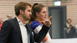 Dahin geht’s in Richtung Liga-Verbleib: Cheftrainer Nico Reinecke und Führungsspielerin Frauke Neuhaus. Foto: Andreas Gorr