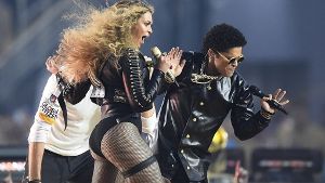 Beyoncé performte in der Halbzeitshow gemeinsam mit Bruno Mars den Funk-Hit „Uptown Funk“. Unsere Galerie zeigt die Bilder der mit Spannung erwarteten Show. Foto:  