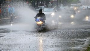 Bei Starkregen können Straßen  innerhalb kurzer Zeit geflutet werden. Foto: dpa//Wolfgang Kumm
