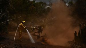 Die Feuerwehr kann die Brände auf Maui langsam eindämmen. Foto: AFP/Patrick T. Fallon