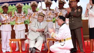 Applaus für den Admiral zur See: Kim Jong-un (Mitte) liebt cremefarbene Anzüge und extravagante Kopfbedeckungen – wie diese Parademütze eines U-Boot-Kapitäns zur See der nordkoreanischen Marine. Foto: Uncredited/KCNA/KNS/dpa