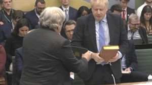 Der ehemalige Premierminister Boris Johnson legt vor seiner Aussage vor dem Privilegienausschuss des Unterhauses einen Eid ab. Foto: House of Commons/UK Parliament/UK Parliament/AP/dpa