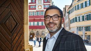 Nach seiner Wahlniederlage in Friedrichshafen bleibt Bürgermeister Yalcin Bayraktar dem Esslinger Rathaus erhalten. Foto: Ines Rudel