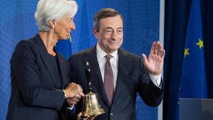 Der scheidende EZB-Präsident Mario Draghi übergibt  Christine Lagarde die  Glocke, mit der die neue    EZB-Chefin bei Sitzungen  zur Ordnung rufen kann. Foto: dpa