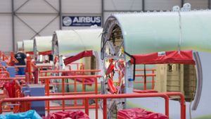 In einer Produktionshalle liegen Rumpfteile von Flugzeugen der Airbus A320-Familie zu Montage bereit. Der Flugzeugbauer Airbus will wegen der Luftfahrt-Krise weltweit 15 000 Stellen streichen. Foto: dpa/Lukas Schulze
