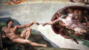 Blick auf die Decke der Sixtinischen Kapelle mit einem Fresko Michelangelos, das die Erschaffung Adams zeigt. Foto: AP Photo/Plinio Lepri