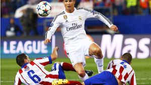 Künstler gegen Kämpfer: Cristiano Ronaldo (Real/Mi.) im Duell gegen die Atlético-Abwehr Foto: dpa
