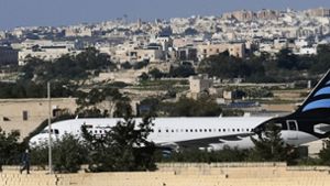 Die in Malta gelandete Maschine aus Libyen Das Flugzeug war zuvor entführt worden. Foto: AP