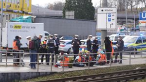 Am 4. Februar 2022 blockierten Aktivsten an der Wilhelma die Fahrbahn. Sie wurden von der Polizei letztlich weggetragen. Foto: Andreas Rosar