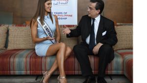 Iris Mittenaere, die neue Miss Universe, hat locker mit dem französischen Botschafter auf den Philippinen, Thierry Mathou, geplaudert. Foto: AFP