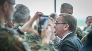 Boris Pistorius verabschiedet das Vorkommando der Brigade Litauen auf dem militärischen Teil des Flughafens Berlin-Brandenburg. Foto: Kay Nietfeld/dpa