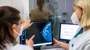 Medizinisches Personal untersucht mit einer Mammografie die Brust einer Frau auf Brustkrebs. Foto: Hannibal Hanschke/dpa