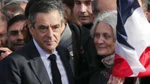 Fillons Wahlkampf wird seit Wochen vom Verdacht einer Scheinbeschäftigung seiner Frau Penelope auf Parlamentskosten belastet. Foto: AP
