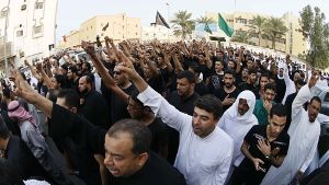 Die Schiiten in Saudi-Arabien, hier während eines Begräbnisses von Opfern eines Selbstmordattentats im Mai, sind aufgebracht. Foto: dpa
