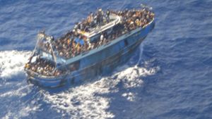 Dieses undatierte, von der griechischen Küstenwache am 14.06.2023 zur Verfügung gestellte Bild zeigt zahlreiche Menschen, auf dem Deck eines Fischerboots, das später vor Südgriechenland kenterte und sank.  Insgesamt könnten bei dem Unglück mehr als 500 Migranten ums Leben gekommen sein, 104 überlebten. Foto: dpa/Uncredited