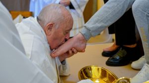 Papst Franziskus küsst den Fuß von einer weiblichen Insassin des Rebibbia-Gefängnisses. Foto: Vatican Media/AP/dpa