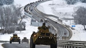 Ein Bild von Mitte Januar: Ein Konvoi russischer Panzerfahrzeuge auf einer Autobahn in der  besetzten Krim Foto: dpa/Uncredited