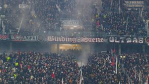 Reizgas über dem Fanblock der Eintracht Foto: IMAGO/Jan Huebner/IMAGO/Oliver Vogler