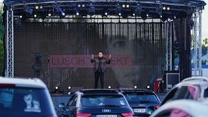 Der Komiker Bülent Ceylan macht Späße auf der Bühne, aber im Autokino  hört er keine Lacher und auch keinen Applaus aus den Autos. Foto: Uwe Anspach/dpa