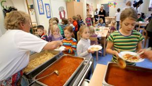Essen gehört ebenso zur Ganztagsschule wie eine  ganz andere Zeitplanung und Zusammenarbeit mit Vereinen und Institutionen. Foto: picture alliance/dpa