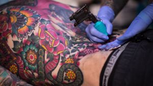 Nicht jedem Konsument ist klar, welche Nebenwirkungen die Tattoofarben haben können. Foto: dpa/Sophia Kembowski