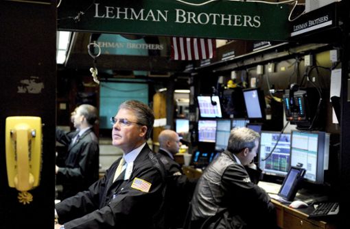 Börsenhändler unterm Lehman-Banner – die Party endete 2008 Foto: AFP/Ben  Stansall (2), AP/ Mark Lennihan, dpa/Foley dpa/Justin Lane