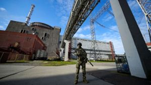 Der Bereich des ukrainischen Kernkraftwerks Saporischschja im Südosten des Landes ist weiter unter russischer Kontrolle. Foto: -/AP/dpa