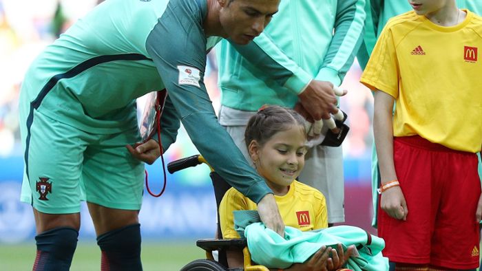 Ronaldo schenkt Mädchen im Rollstuhl einen Kuss
