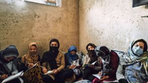 Afghanische Frauen in einer verborgenen Schule: Das Taliban-Regime hindert Frauen am Zugang zu Bildung. Foto: imago/Le Pictorium/Adrien Vautier