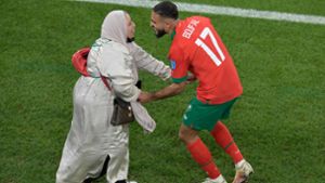 Marokkos Sofiane Boufal feierte den Halbfinaleinzug mit einem Tänzchen mit seiner Mutter. Foto: AFP/JUAN MABROMATA