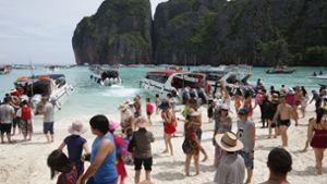 Nach drei Jahren dürfen wieder Touristen an den „The Beach“-Strand auf der thailändischen Insel „Ko Phi Phi Leh“. Foto: dpa/Sakchai Lalit