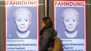 Eine Frau geht am Ostbahnhof in München an einem digitalen Fahndungsplakat des toten Jungen vorbei. Foto: Peter Kneffel/dpa