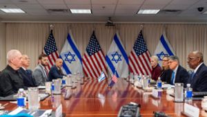 Ein direkter iranischer Angriff wird eine angemessene israelische Antwort gegen den Iran erfordern, sagte der israelische Verteidigungsminister Joav Galant (l) in einem Gespräch mit seinem US-Kollegen Lloyd Austin (r). Foto: Jacquelyn Martin/AP/dpa