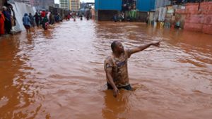 Ein Mann watet in Nairobi durch das Hochwasser. Foto: Joy Nabukewa/XinHua/dpa