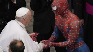 Papst Franziskus und Spiderman Foto: dpa/Andrew Medichini