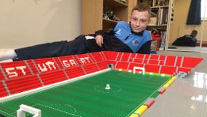 Joe Bryant baut das Stadion des VfB Stuttgart mit Legosteinen nach. Foto: Philip Bryant