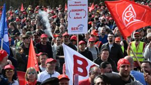 Mitarbeiter des Industriekonzerns Bosch bei einer Kundgebung der IG Metall und des Bosch-Gesamtbetriebsrats in Gerlingen. Foto: Bernd Weißbrod/dpa