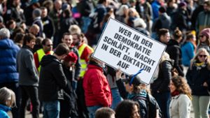 Politiker und Polizeigewerkschaft haben Teilnehmer und Stadt für die Corona-Demos in Stuttgart scharf kritisiert. Foto: dpa/Christoph Schmidt
