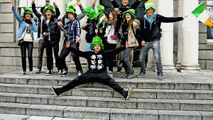 Beispiel für ein korrektes Outfit am St.Patrick’s Day in Dublin: Irland-Fahne und Leprechaun-Hut. Aber auch andere Kleidungsstücke sind erlaubt - Hauptsache, sie sind grün. Foto: Riedl