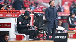 Bruno Labbadia steht im Regen. Der Trainer verfolgt, wie der VfB Stuttgart in Berlin einmal mehr verliert. Foto: Baumann/Cathrin Müller