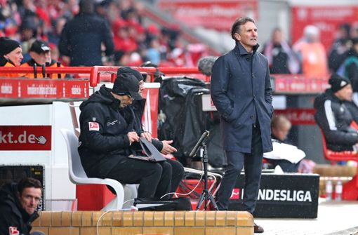 Bruno Labbadia steht im Regen. Der Trainer verfolgt, wie der VfB Stuttgart in Berlin einmal mehr verliert. Foto: Baumann/Cathrin Müller