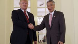 Vor seinem Treffen mit Kim Jong Un hat sich US-Präsident Donald Trump mit Ministerpräsident Lee Hsien Loong getroffen. Foto: AP