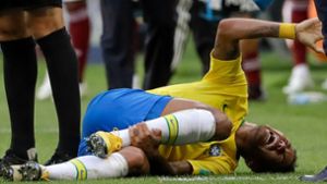 Neymar wurde zwar tatsächlich am Fuß getroffen, doch er schauspielerte ausgiebig – nach wenigen Minuten war er wieder topfit. Foto: AP