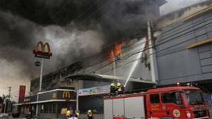 Dutzende Vermisste bei Brand in Einkaufszentrum
