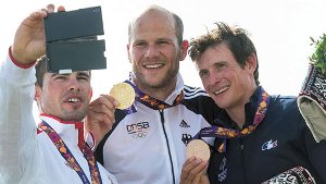 Der Kanute Max Hoff (Mitte) posiert mit dem Silbermedaillengewinner Fernando Pimenta (links) und dem drittplatzierten Cyrille Carre. Foto: dpa