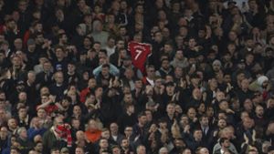 Liverpooler Fans applaudierten in der siebten Spielminute zur Unterstützung von Manchester Uniteds Cristiano Ronaldo und dessen Partnerin Georgina Rodriguez nach deren schwerem Schicksalsschlag. Foto: dpa/Jon Super