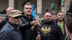 Der rechte Rapper Chris Ares (Mitte) bei einer AfD-Kundgebung im April 2016 in München. Foto: imago/ZUMA Press/imago stock&people