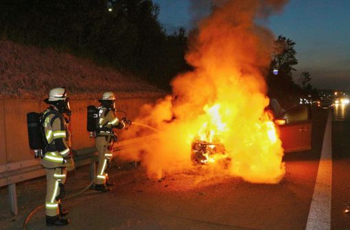 Als die Feuerwehr eintrifft, brennt das Auto bereits lichterloh. Foto: KS-Images.de/Andreas Rometsch